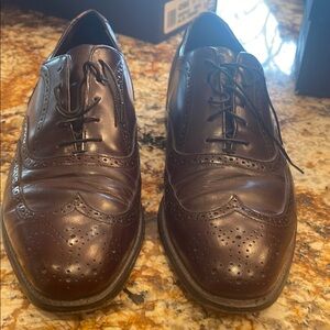 Brown Wingtip Oxford Shoes with Decorative Perforations and Glossy Finish